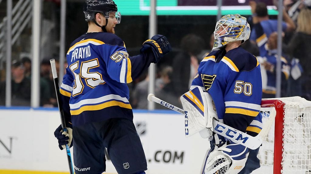 Colton Parayko onnitteli Jordan Binningtonia hyvän ottelun jälkeen.