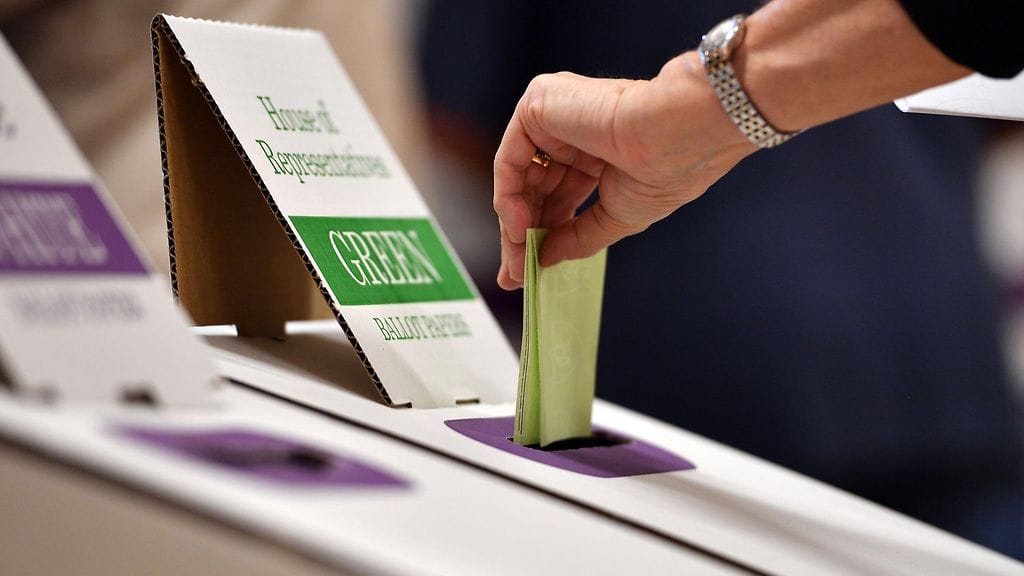 Vaaleihin ennakkosuosikkina lähtenyt työväenpuolue kärsi nöyryyttävän tappion ja on saamassa alahuoneeseen 65 paikkaa.