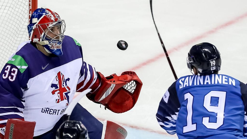Veli-Matti Savinainen yritti kiekkoa vimmatusti Ben Bownsin maaliin.