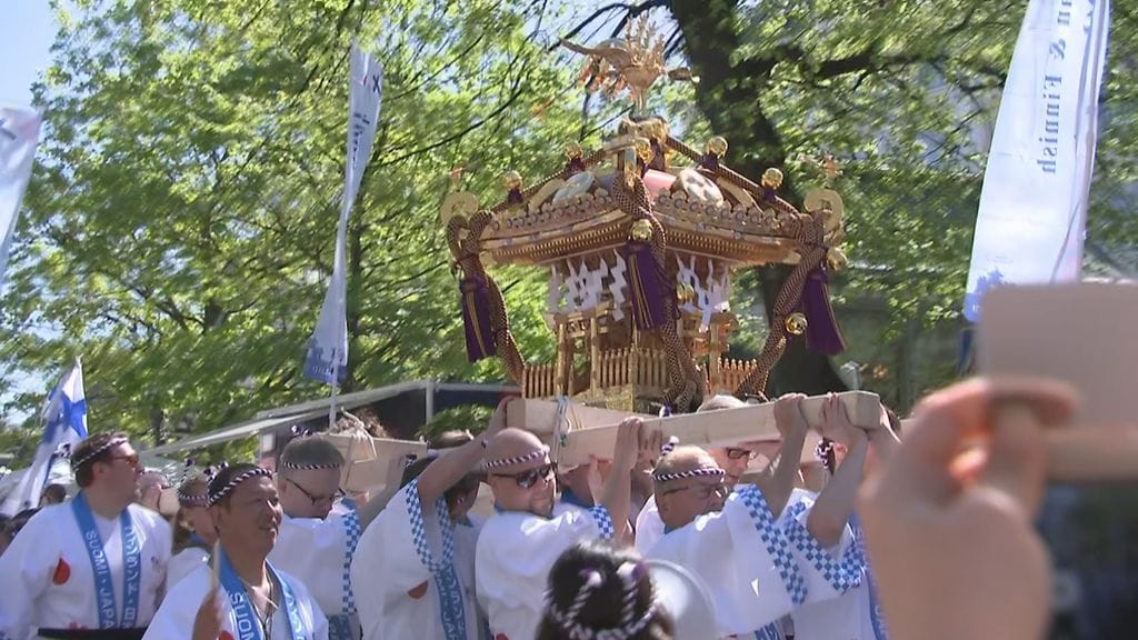 Satakiloista pyhäkköä kantoi Helsingin läpi lähes sata matsuri-asuista henkilöä.