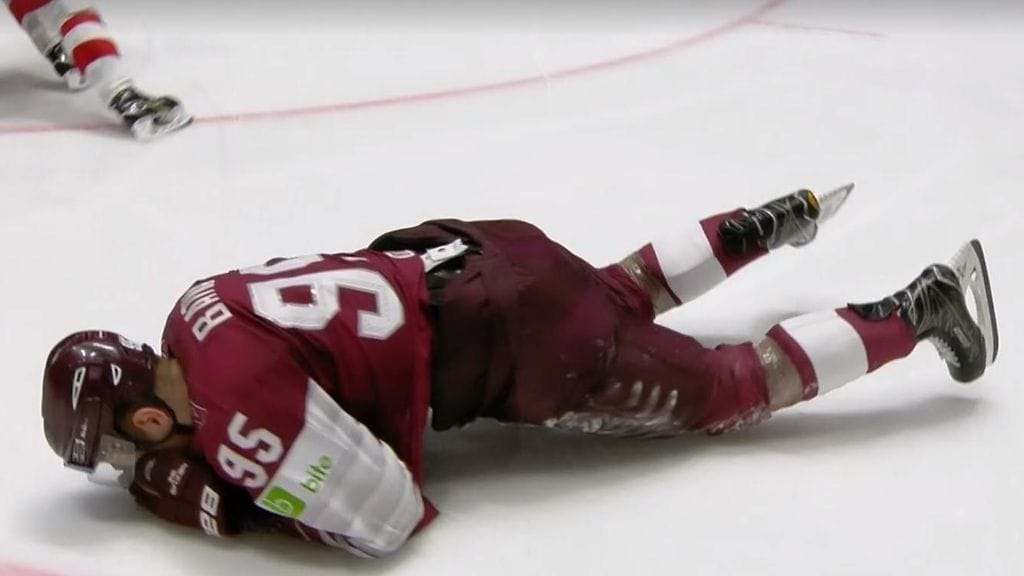 Oskars Batna koki kovia Venäjän Dmitri Orlovin taklauksesta.