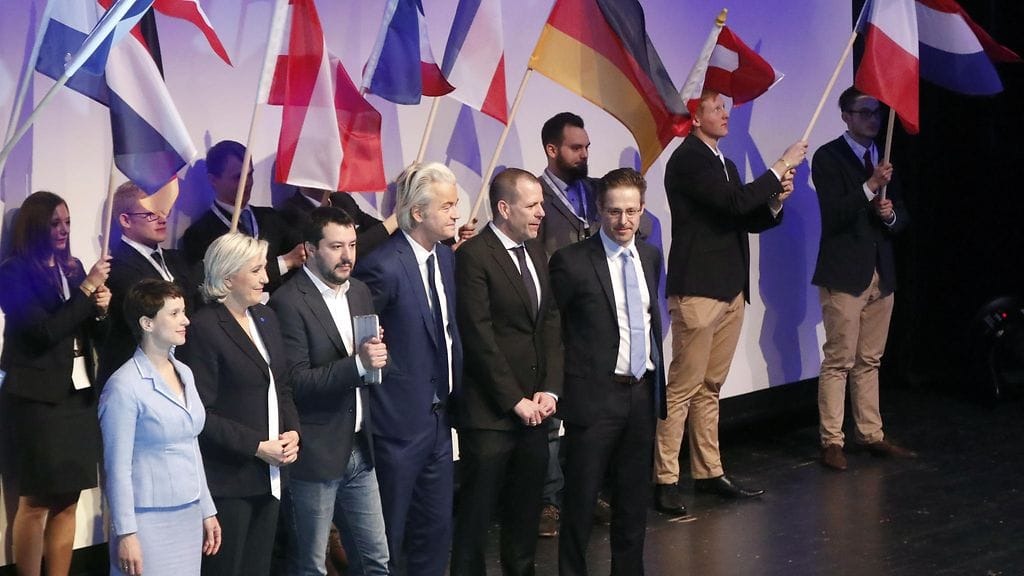 Eurooppalaisten populistipuolueiden johtajia poseerasi yhdessä vuonna 2017.