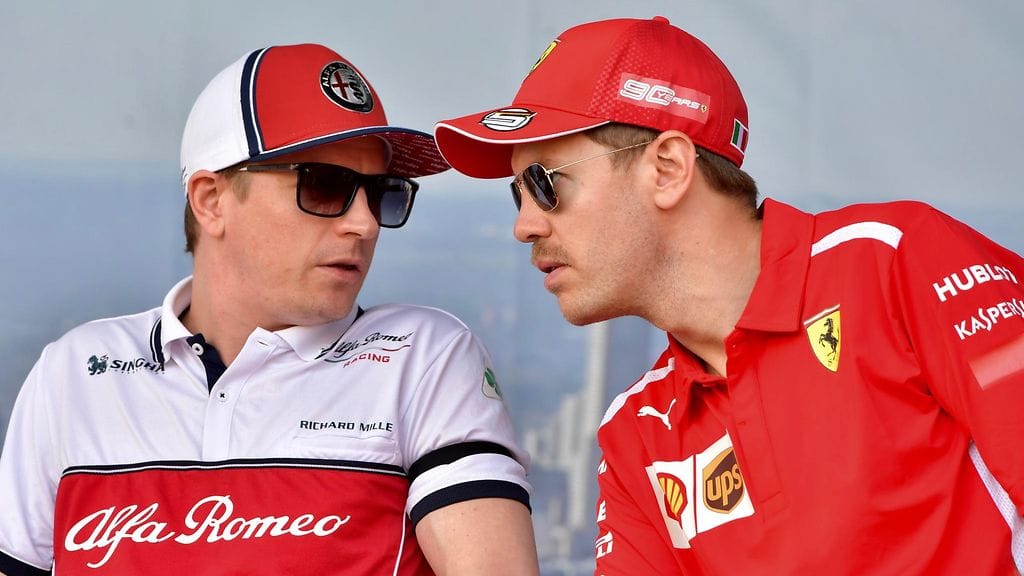 Viime kauden tallikaverit Kimi Räikkönen (vasemmalla) ja Sebastian Vettel (oikealla) ovat nyt eri leireissä.