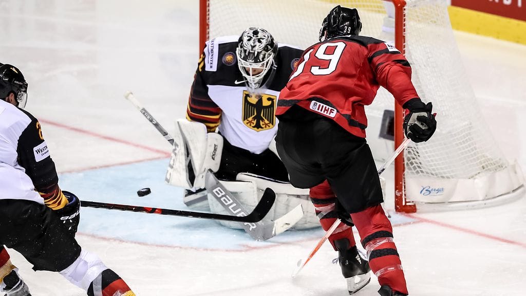 Kanadan hyökkääjä Anthony Mantha täräytti huiman osuman lauantaina jääkiekon kevään MM-kisoissa.