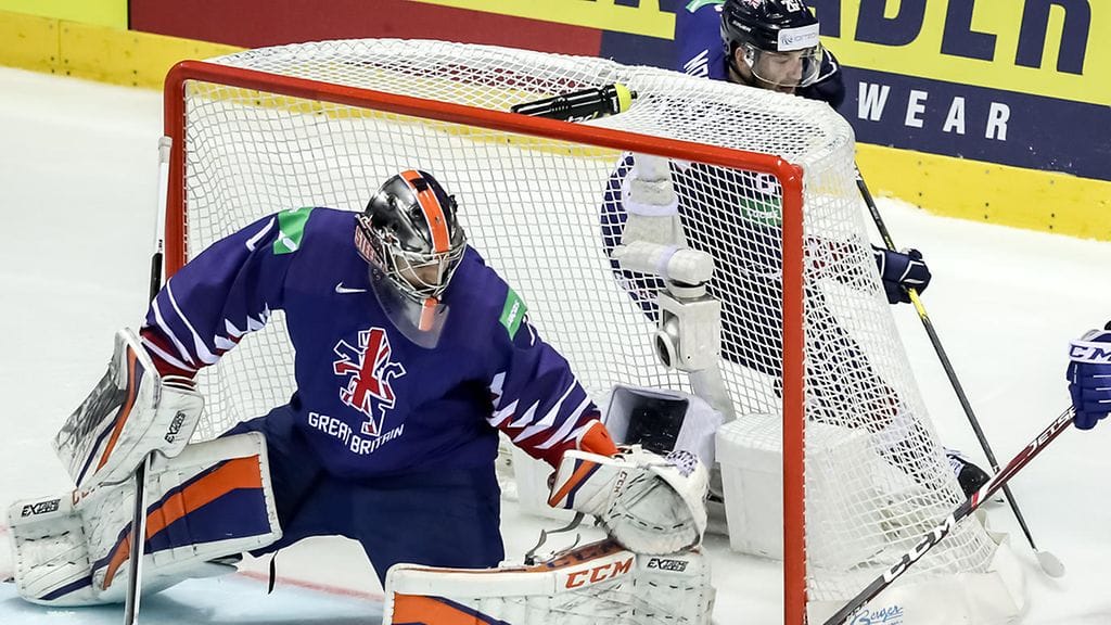 Brittivahti Ben Bowns lähtee torjumaan voittoa Isolle-Britannialle.