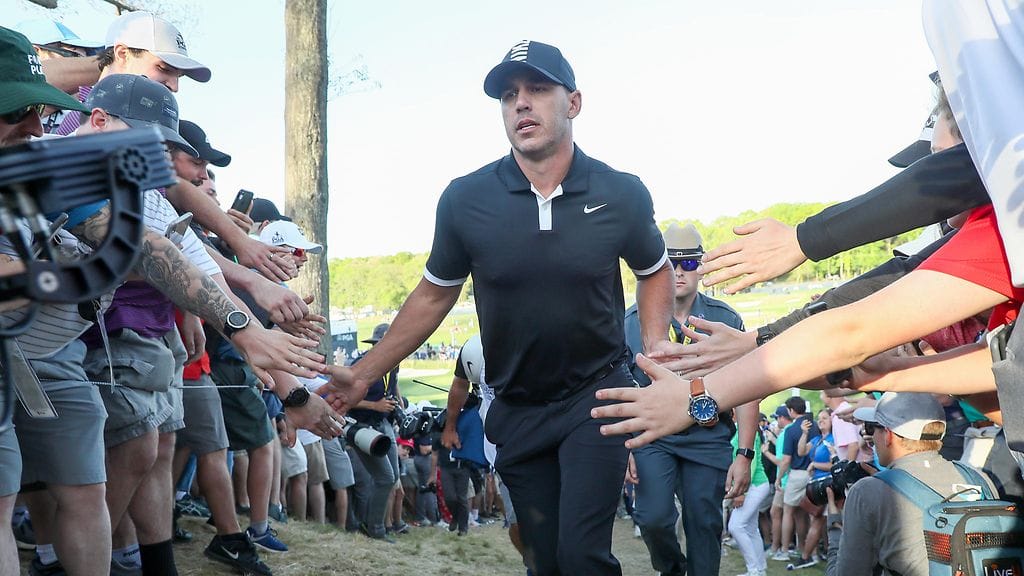 Brooks Koepka otti vastaan kannattajien onnitteluja.