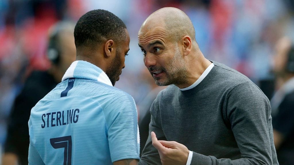 Pep Guardiola ja Raheem Sterling kävivät palautekeskustelua erikoisessa paikassa.