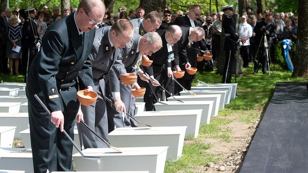 Vainajia siunasivat Vesa Auren, sotilaspastori Jukka Seppänen, sotilaspastori Aki Lasonen, kirkkoherra Mika Lehtola, kirkkoherra Hannu Haikonen, kirkkoherra Juha Eklund sekä rovasti Jorma Taipale.
