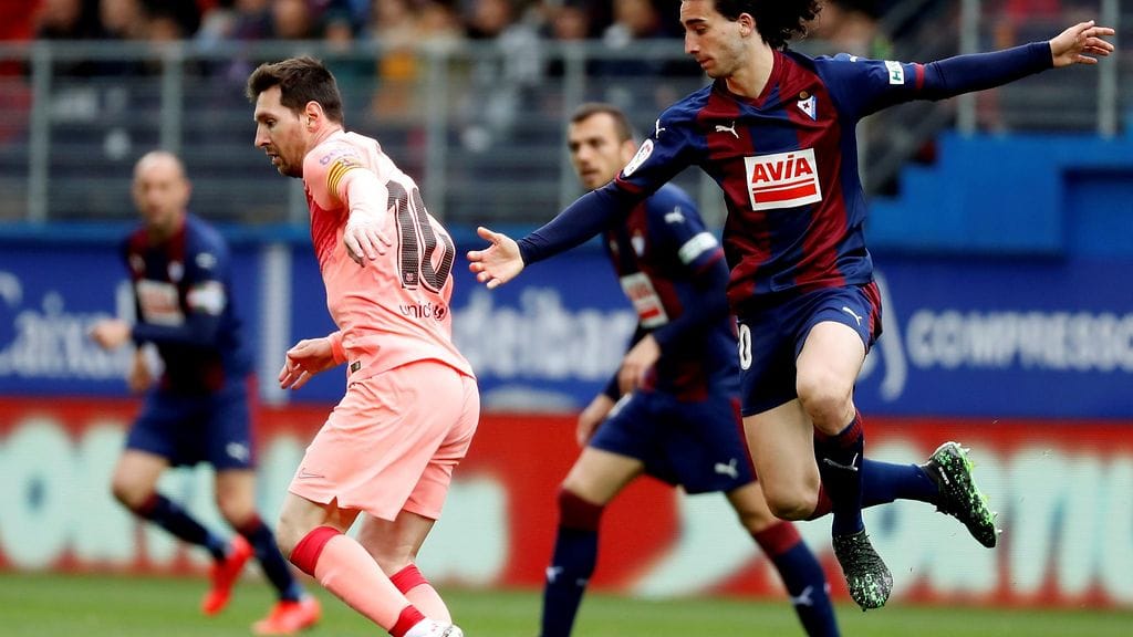 Lionel Messi (vas.) ja Marc Cucurella.