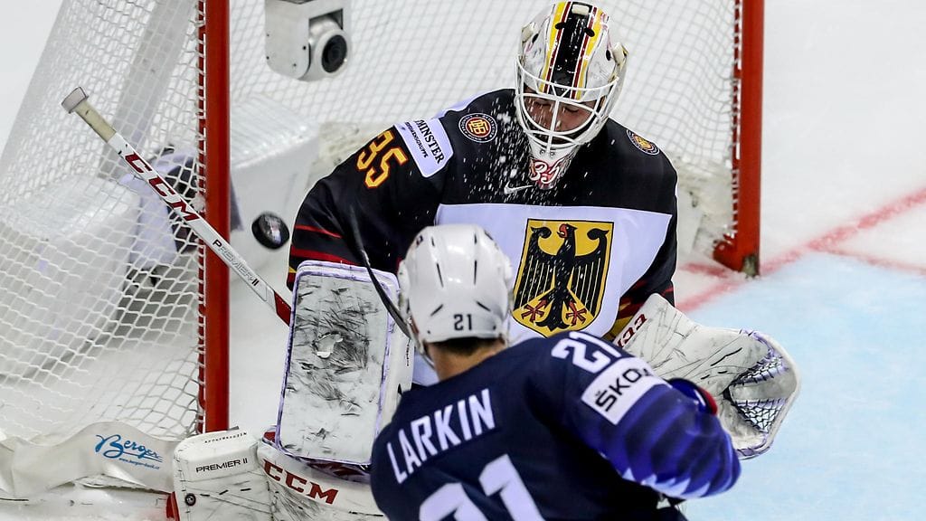 Dylan Larkin ohittaa 2-1-voittomaalissa maalivahti Matthias Niederbergerin.