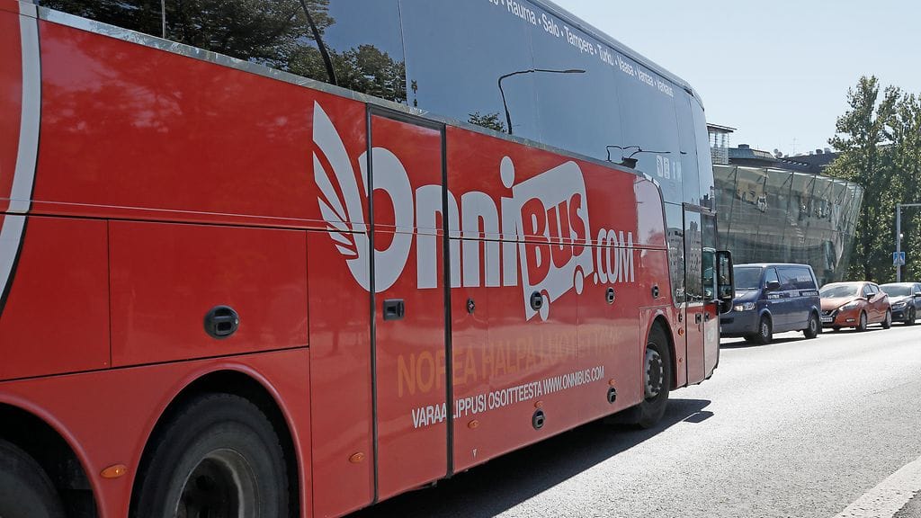 Onnibusin vuoro Turusta Helsinkiin joutui sunnuntaina iltapäivällä poliisin pysäyttämäksi. Matkustaja oli soittanut poliisille, koska kuljettaja ei ollut pysäyttänyt autoa, jossa oli tukalan kuuma.