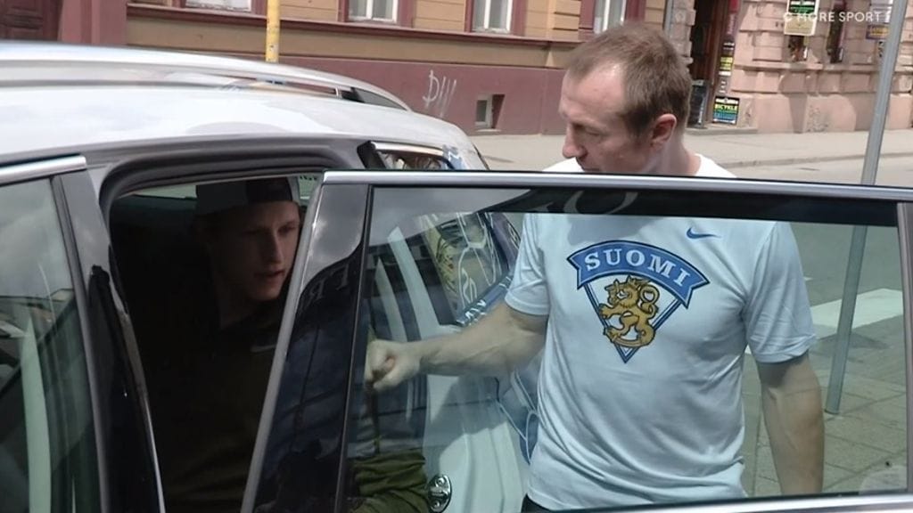 Jere Lehtinen lähettää Eetu Luostarisen kotimatkalle.