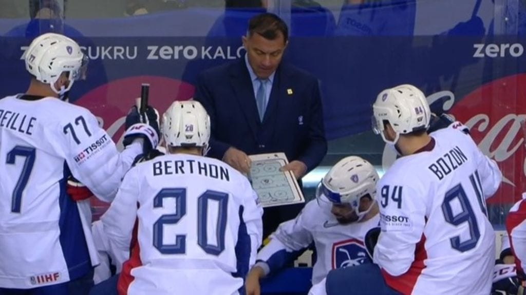 Ranskan päävalmentaja Philippe Bozon piirtelee kuvioita joukkueelleen.