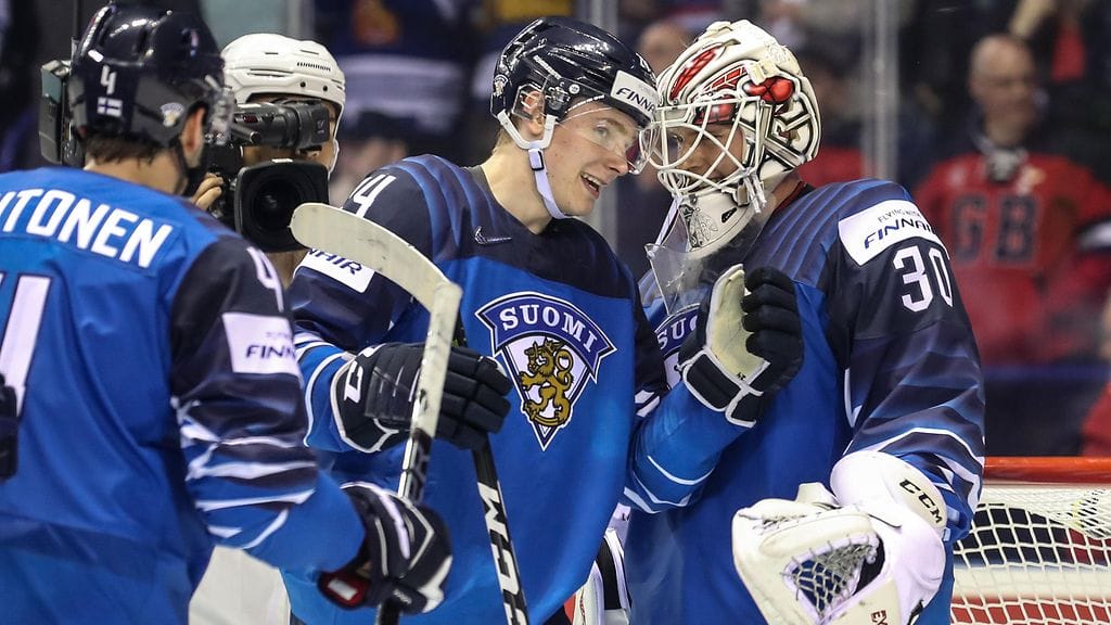Kevin Lankinen (oikealla) nappasi nollapelin sunnuntain Ranska-ottelusta.