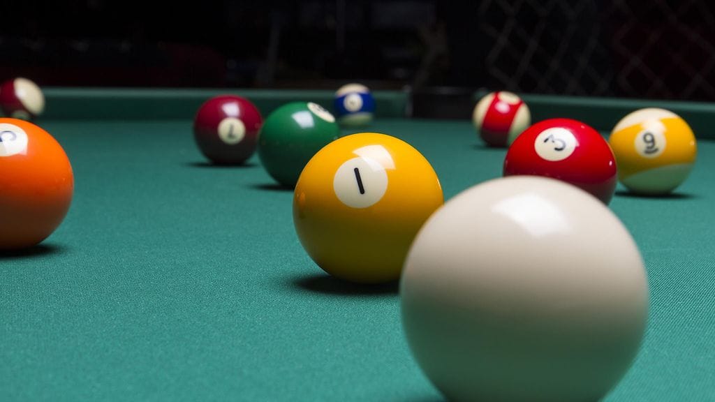 Red Dog Saloon -strippibaarin työntekijä oli saanut potkut ja heittänyt esimiestään biljardipalloilla.