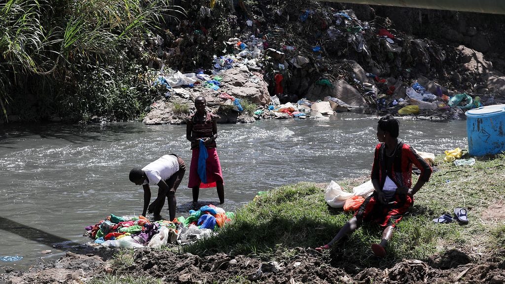 Naisia joella Korogochon slummissa.