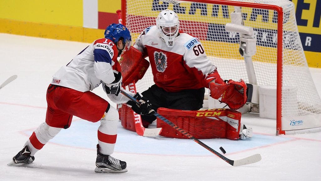 Tshekin Dominik Simon yrittää heilauttaa Itävallan maalivahdin Lukas Herzogin pulloa ilmaan.