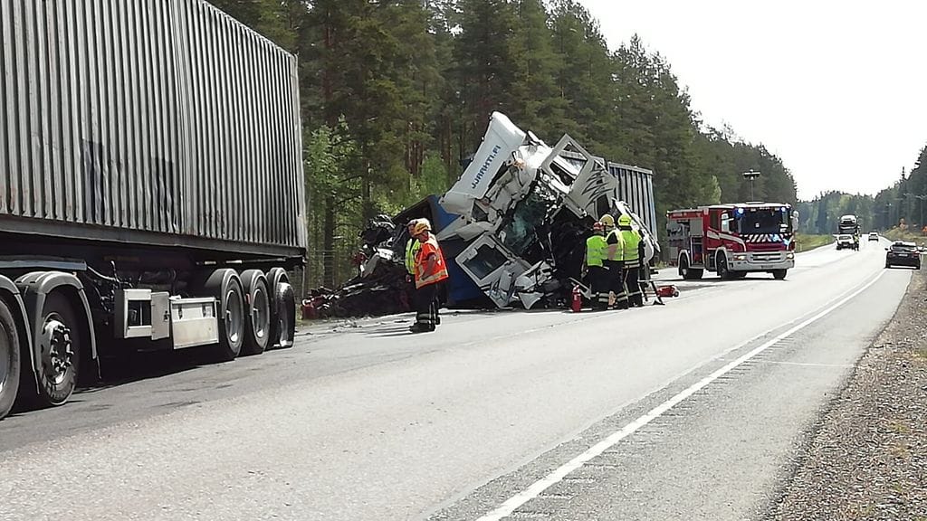 Somerolla kolaroinut rekka-auto vaurioitui pahasti keulasta.