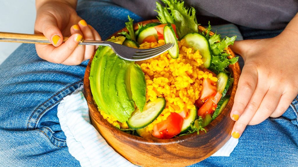 Huonosti koostettu vegaaninen ruokavalio voi haitata lapsen normaalia kehitystä. Kuvituskuva.