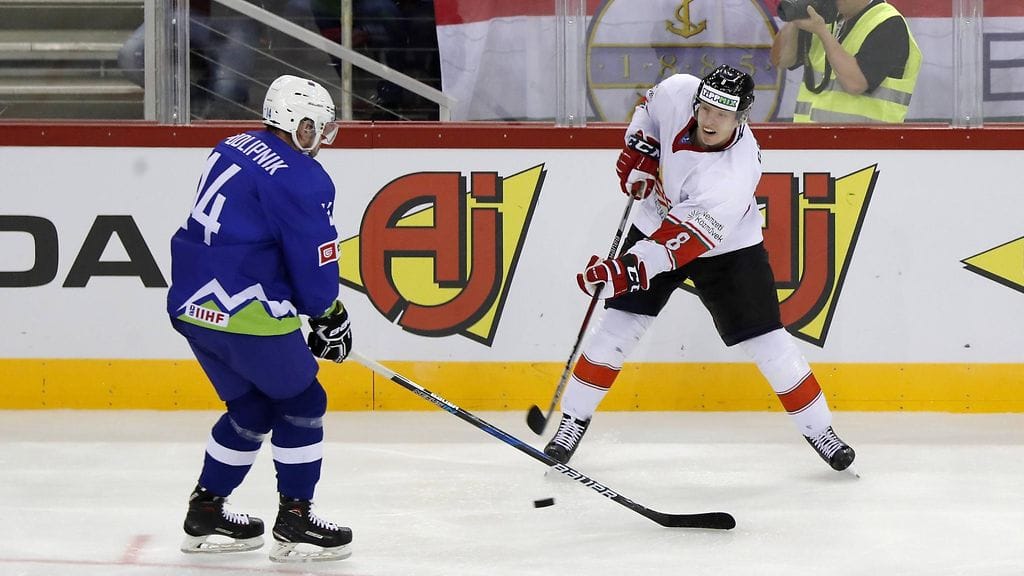 Vilmos Gallo (oik.) on pukenut päälleen myös Unkarin maajoukkuepaidan.