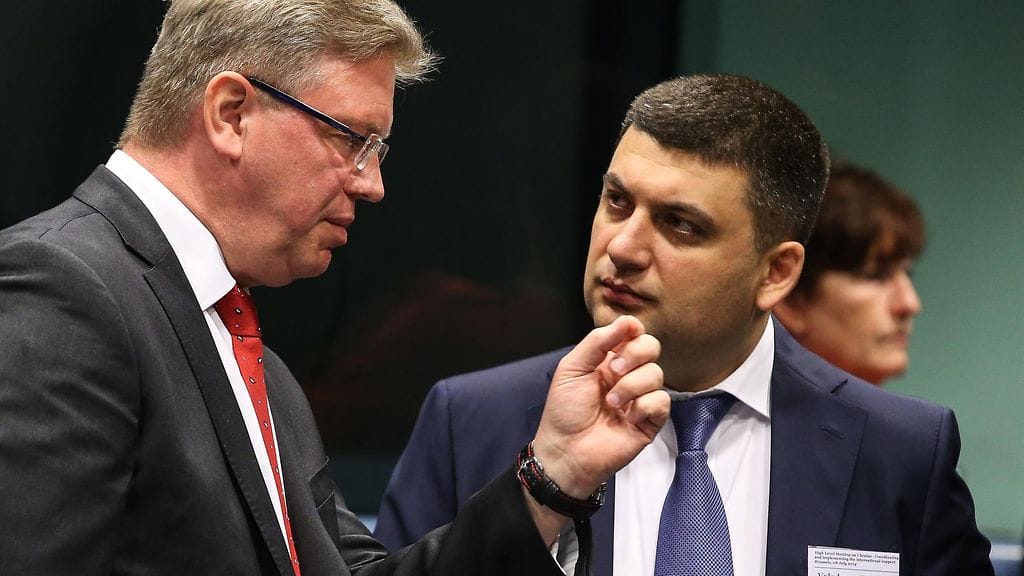 Ukrainan pääministeri Volodymyr Hroisman (kuvassa oikealla) eroaa tehtävästään.