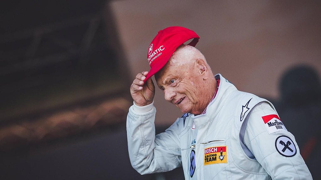 Punainen lippalakki päässään kulkenut Niki Lauda oli tuttu näky F1-varikoilla.