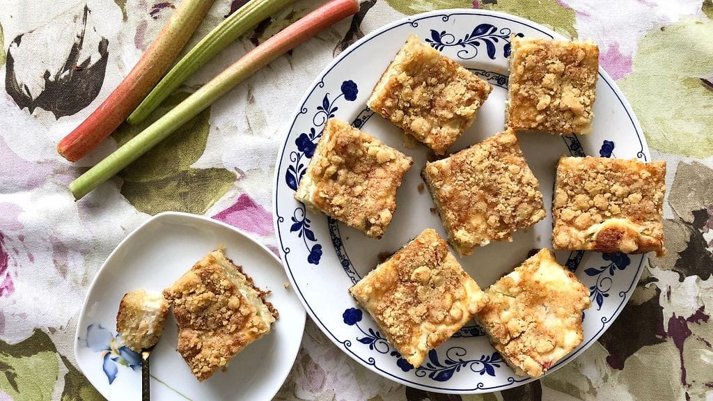 Maisemakahvilan raparperipiirakan voi leipoa tuttuun tyyliin raparperista tai sitten vaikka kesän marjasadosta!