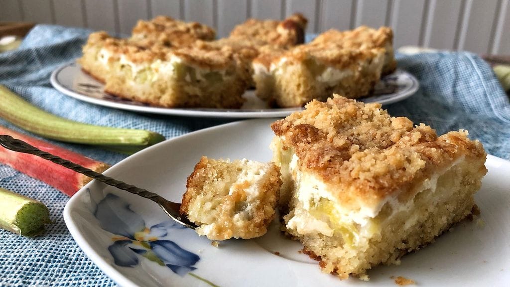 Onneksi legendaarinen Maisemakahvilan raparperpiirakka sisältää myös maitotuotteita!