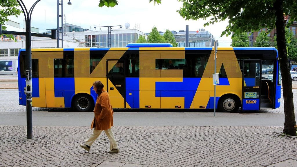 Espoon IKEA-tavarataloon kulkeva bussi odottaa pysäkillä Helsingissä.