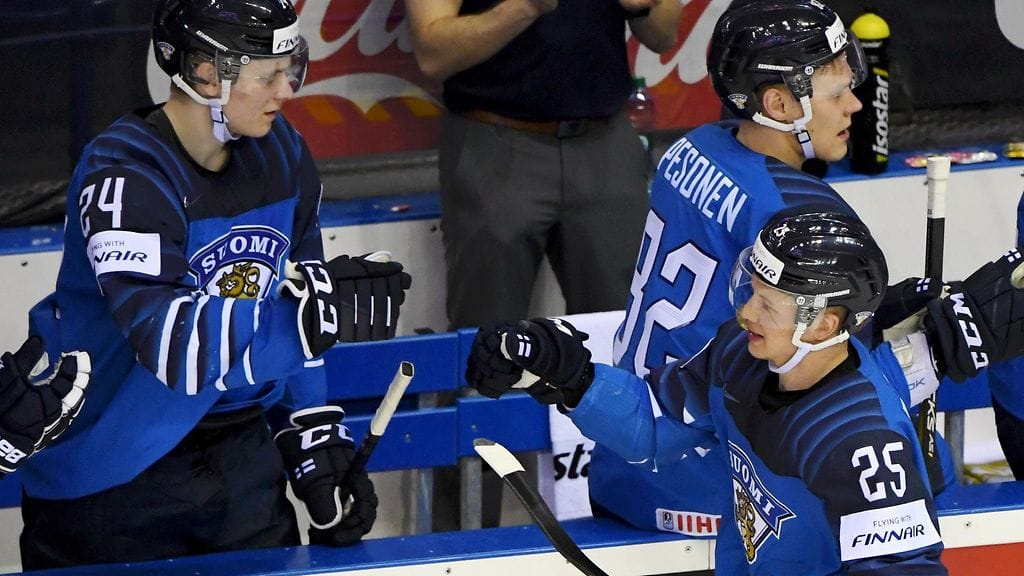 Leijonien vaihtopenkillä tuuletettiin Juhani Tyrväisen maalia.