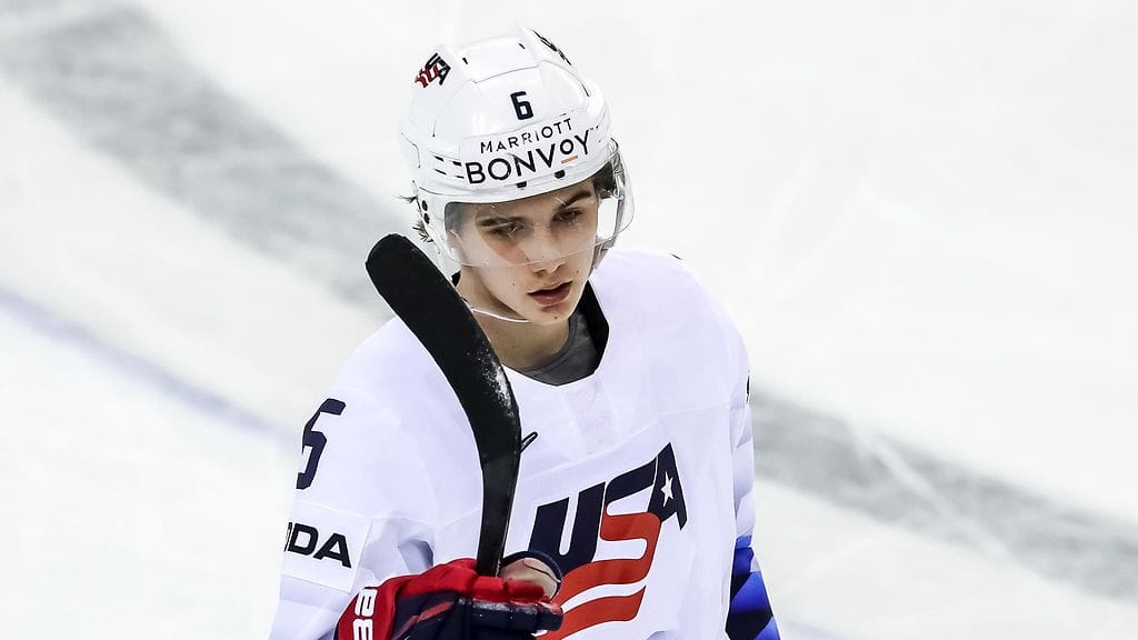 Yhdysvaltojen superlupaus Jack Hughes istuu Kanada -ottelun katsomossa.