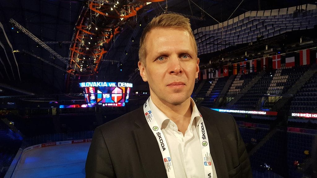 Liigan erotuomarijohtaja Jyri Rönn kuvattuna jääkiekon MM-kisoissa.