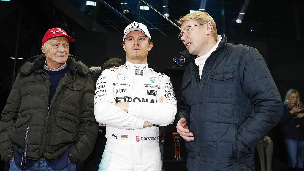 Kolme maailmanmestaria Niki Lauda, Nico Rosberg ja Mika Häkkinen poseeraamassa yhdessä.