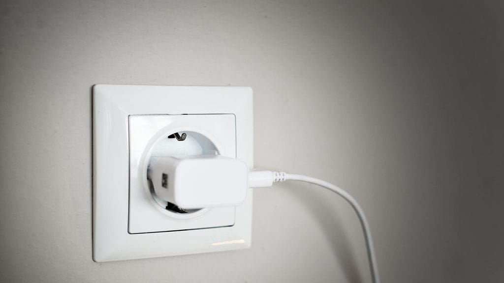 Yksin jäänyt taapero laittoi pistokkeeseen kytketyn kännykän latauspiuhan suuhunsa.