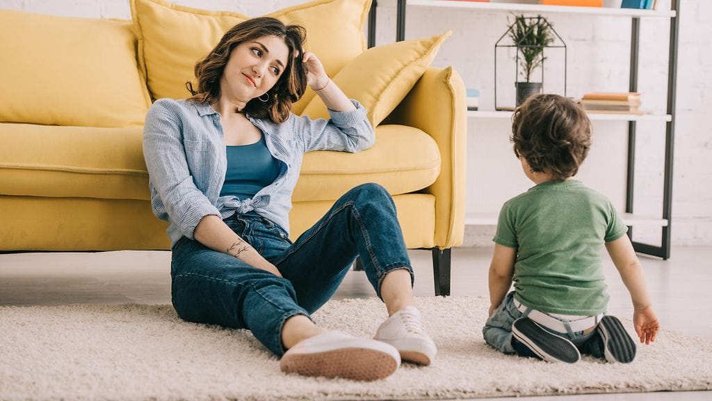 Pienten lasten vanhemmat pääsevät todistamaan mitä hauskempia keskusteluita perheen pienimpien kanssa. Kuvituskuva.