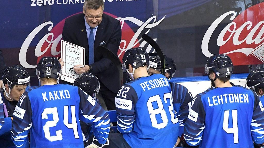Jukka Jalonen jakoi ohjeita Kaapo Kakolle, Harri Pesoselle ja Mikko Lehtoselle.