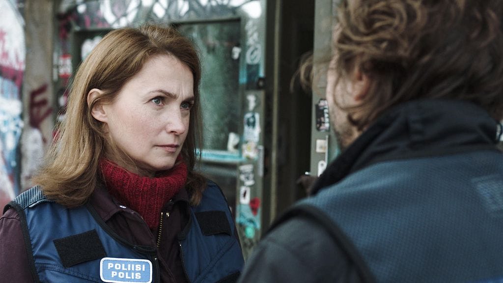 Maikki (Leena Pöysti) hämmentyy kuulemastaan kihlausuutisesta.