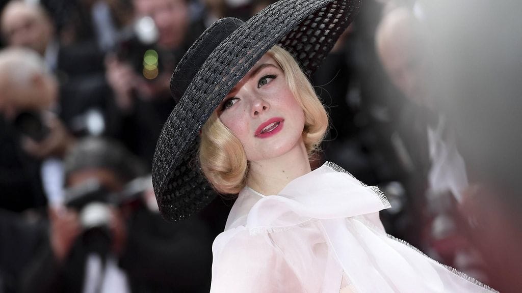 Elle Fanning poseerasi aurinkohatussa Cannesin elokuvajuhlien punaisella matolla.