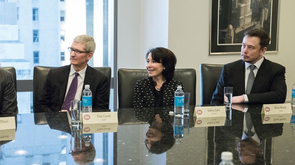 Applen Tim Cook, Oraclen Safra Katz ja Teslan Elon Musk presidentti Donald Trumpin järjestämässä tapaamisessa Trump Towerissa joulukuussa 2016.
