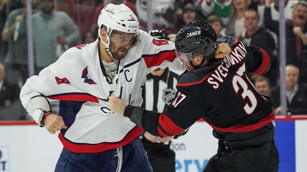 Aleksandr Ovetshkin ja Andrei Svetshnikov ottivat nyrkein yhteen NHL:n pudotuspeleissä.