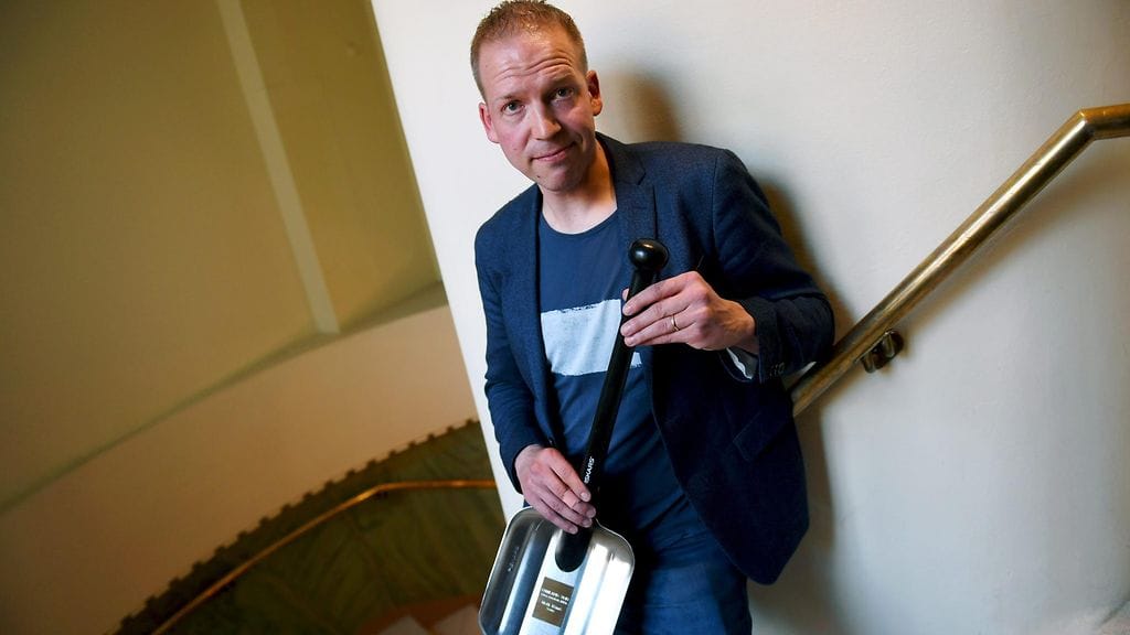 Toimittaja Matti Rämö palkittiin jutusta, jossa kerrottiin, että Veikkaus sijoittaa eniten rahapeliautomaatteja kaikkein köyhimpien asuinalueille.