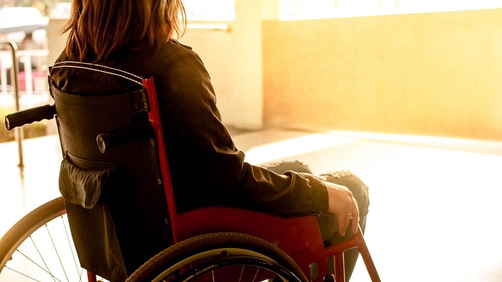 Joskus Guillain-Barrén oireyhtymän oireet voivat edetä neliraajahalvaukseen asti. Kuvituskuva.