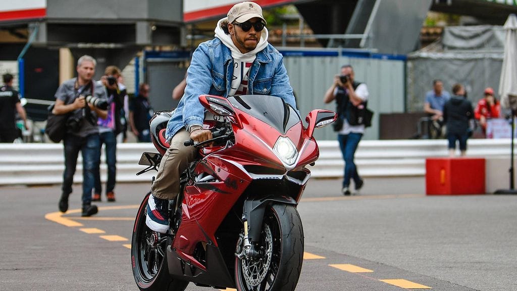 Lewis Hamilton saapui näyttävällä tavalla Monacon GP:n varikolle.