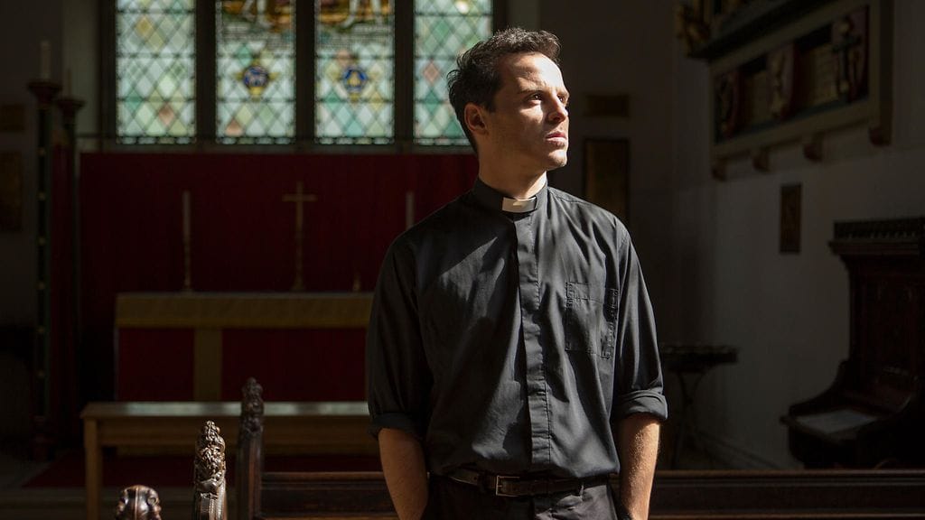 Andrew Scott esittää Fleabag-sarjassa katolista pappia.