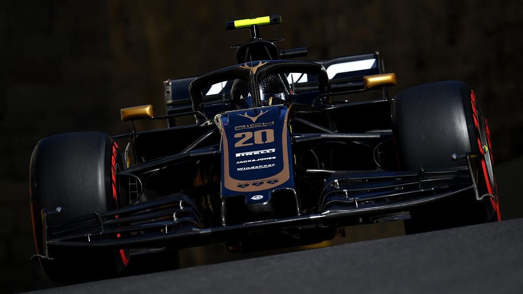 Kevin Magnussenin (kuvassa) ja Romain Grosjeanin autoihin menetettiin radioyhteys, joten FIA kutsui autot pois radalta epätavallisella tavalla.