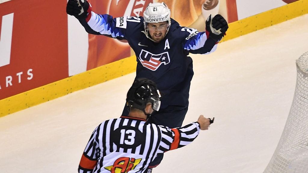 Dylan Larkin sai kiekon arkaan paikkaan Kanadaa vastaan.