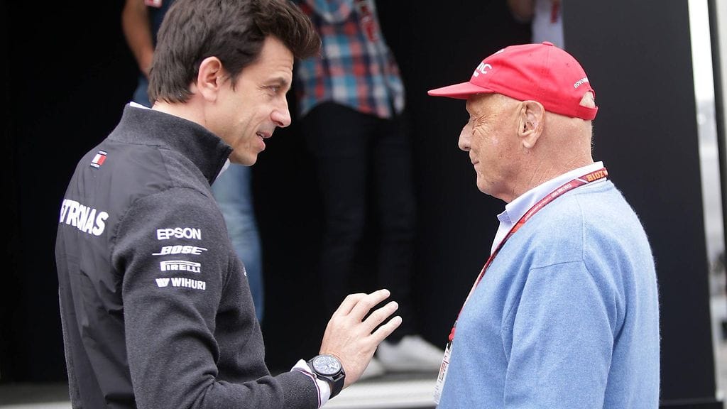 Mercedeksen tallipäällikkö Toto Wolff ja saksalaistallin puheenjohtajana toiminut Niki Lauda toimivat viime vuosina tutkaparina F1-varikolla.