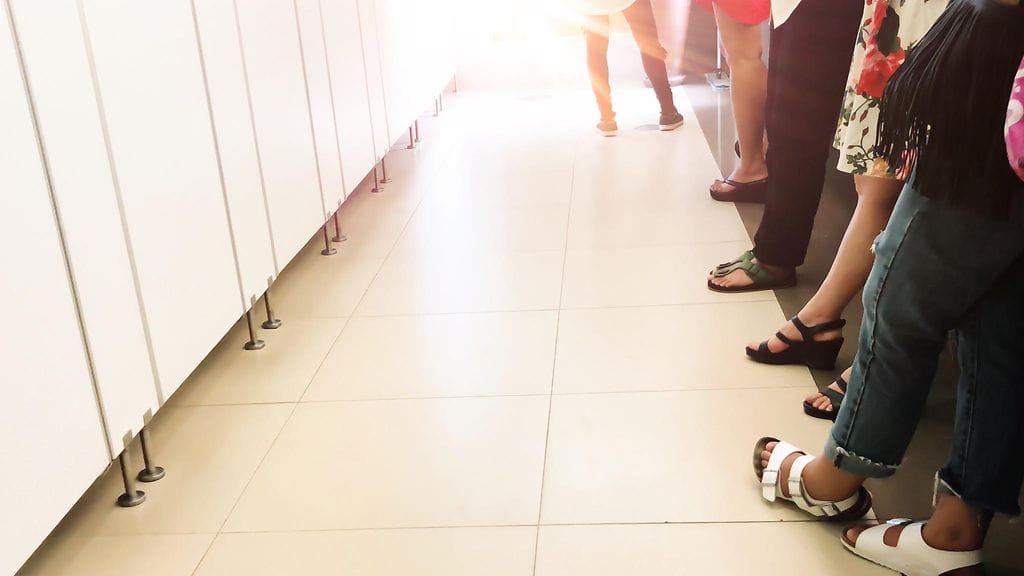 Naisten vessajonot venyvät pitkiksi monesta syystä. Kuvituskuva.