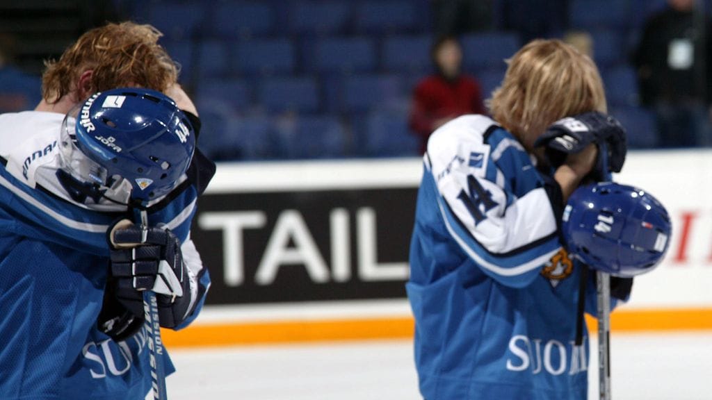 Kimmo Timonen ja Niklas Hagman Leijonien hävittyä 5-6 Ruotsille.