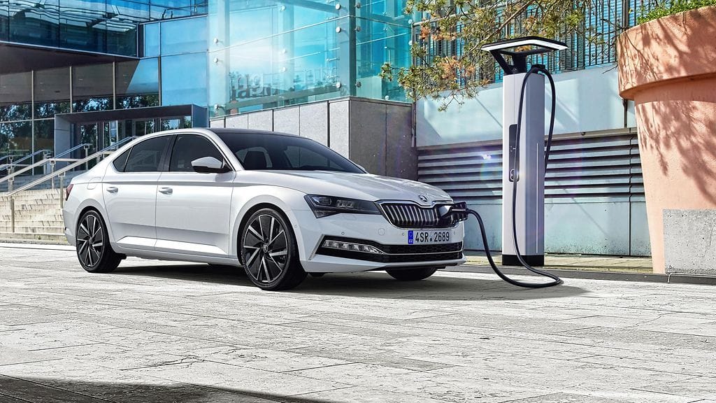Uuden Skoda Superbin hybridimalli kantaa lisämerkintää iV.
